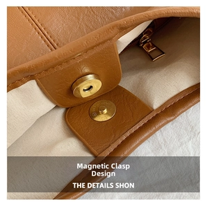 Dettaglio borsa tote in pelle marrone con chiusura magnetica e fodera in tessuto