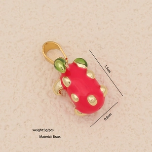 Vue détaillée du pendentif scarabée rouge avec caractéristiques en laiton et dimensions