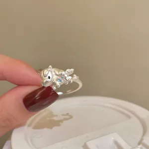 Vue détaillée de la bague licorne en argent avec relief 3D pour un style mignon et épuré