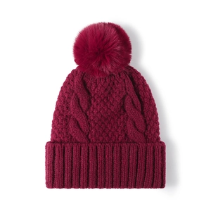 Berretto da donna in maglia a trecce bordeaux con grande pompon in ecopelliccia
