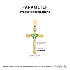 Détail du pendentif croix en acier inoxydable plaqué or 18 carats avec émail vert et strass