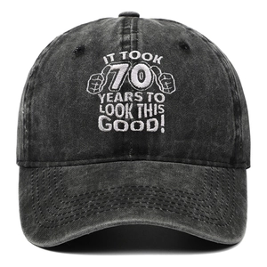 Détail de la broderie du 70e anniversaire sur casquette de baseball en coton noir délavé