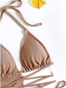 Details des braunen Bikini-Oberteils mit Raffungen und langen Bindebändern