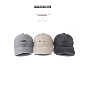 Comparaison détaillée de trois casquettes en coton délavé en gris, beige et gris foncé