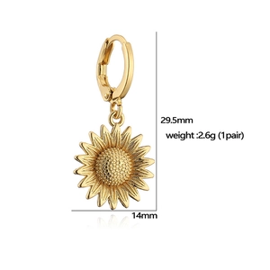 Dettaglio orecchini a girasole dorati con misure di 29,5 mm di altezza e 14 mm