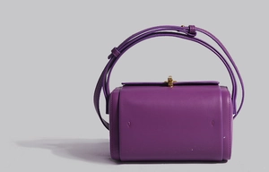 Détail du sac boîte Boston en cuir violet açai avec fermoir métallique doré et bandoulière