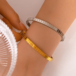 Bracelet jonc géométrique gaufré minimaliste en finitions or 18 carats et argent