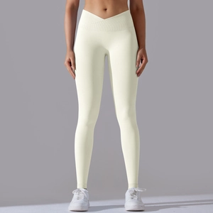 Dettaglio del design a vita incrociata sui leggings da yoga senza cuciture a vita alta