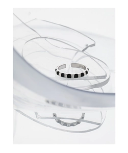 Detailed close-up of S925 sterling silver ring with black oval enamel texture inlays
