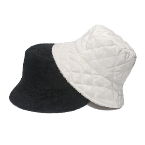 Chapeau bob réversible matelassé pour femme avec doublure polaire chaude et losanges