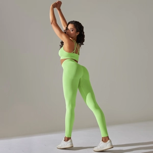 Dettaglio del reggiseno sportivo verde neon con incrocio e leggings da yoga per il fitness