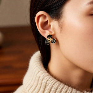 Vue détaillée de boucles d'oreilles vintage en émail noir et centre en diamant