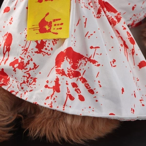 Détail du costume d'Halloween pour chien avec taches de sang et étiquette de main rouge