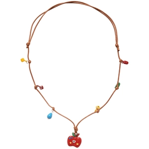 Collier de perles colorées avec pendentif pomme rouge et motif œil sur cordon brun