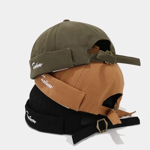 Détail des sangles réglables et broderies sur chapeaux Miki rétro en trois couleurs