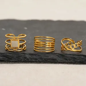 Lot de 3 bagues en acier titane plaqué or 18k aux designs géométriques et chaînés