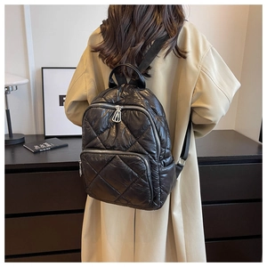 Detail des schwarzen Stepprucksacks mit Rautenmuster aus Nylon und Metallreißverschluss