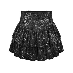 Detalle de la minifalda de lentejuelas negras con múltiples capas y textura brillante