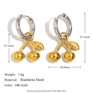 Boucles d'oreilles cerises en acier inoxydable bicolore avec fini or 18K et argent