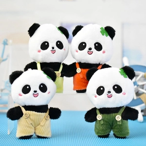 Close-up van vier schattige panda pluche hangers met kleurrijke overals en klavers.