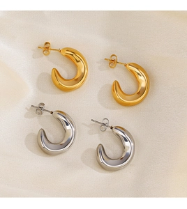 Paires de boucles d'oreilles créoles en forme de C en or et argent sur soie beige