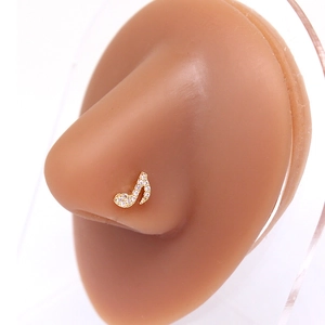 Piercing de nez note de musique dorée avec cristaux de zircon blancs sur modèle