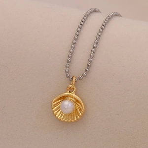 Silberne Kugelkette mit goldenem Muschel-Anhänger und weißer Perle in der Mitte