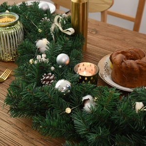 Guirlande de Noël 2,7m avec pommes de pin, boules argentées et LED sur table en bois