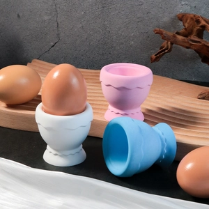 Détail de moules en silicone en forme d'œuf pour bougies et plâtre en trois couleurs