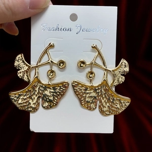 Retro golden ginkgo leaf stud earrings with detailed natural texture and metallic finish