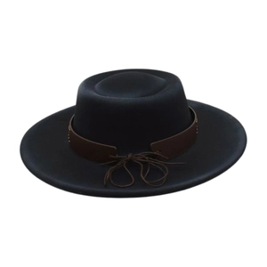 Détail d'un chapeau boléro noir en laine avec ruban en cuir brun et rivets dorés