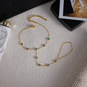 Elegantes goldenes Handkettchen mit blauen Türkissteinen und Karabinerverschluss