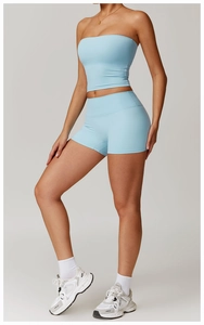 Détail de l'ensemble de yoga bleu clair avec short taille haute et crop top en polaire