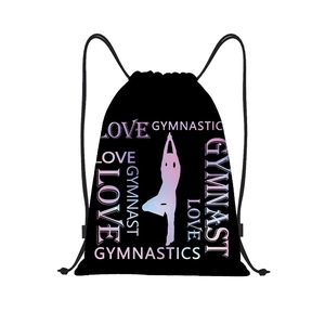 Detalle del diseño de gimnasia impreso en la mochila de cordón negra de poliéster