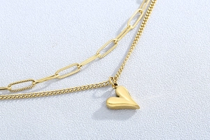 Vue détaillée du collier double rang doré avec pendentif cœur et maille trombone
