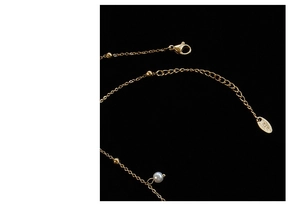 Detailed view of the 18k gold-plated lobster clasp and adjustable chain for necklace