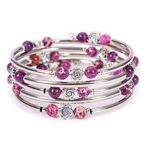 Détail du bracelet multi-rangs avec pierre zébrée rose et perles de rose en argent