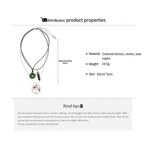 Détail du collier ethnique multicouche avec pierre en résine et pendentif arbre de vie
