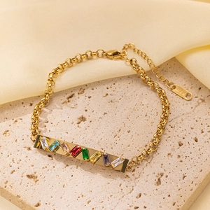 Detalle de pulsera de cadena de oro 18K con 8 piedras preciosas rectangulares de colores