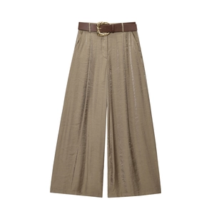 Pantalon large femme marron café en satin, taille haute avec ceinture à boucle dorée chic