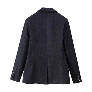 Vista trasera de chaqueta vaquera azul oscuro con botones dorados y textura de tela nítida