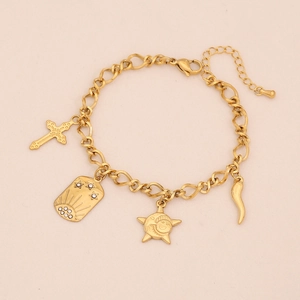 Dettaglio ravvicinato di un bracciale dorato con ciondoli celesti e pendenti in cristallo