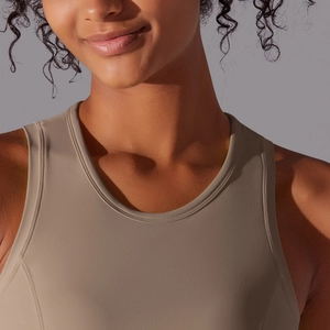 Gros plan du col de veste de yoga montrant la texture du tissu en nylon brossé de qualité