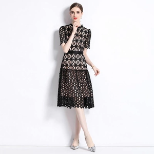 Robe midi élégante en dentelle noire brodée avec une doublure beige contrastée pour femme