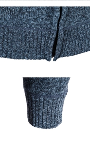 Dettaglio del cardigan in maglia blu scuro con bordo e polsini a costine elastiche