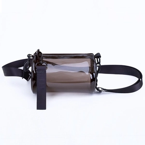 Primo piano della borsa a cilindro in PVC nero con cerniera impermeabile.