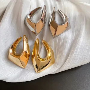 Boucles d'oreilles géométriques dorées et argentées au design goutte irrégulière polie