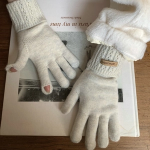 Thick beige knitted cashmere gloves for women with handmade leather label and thumb slit