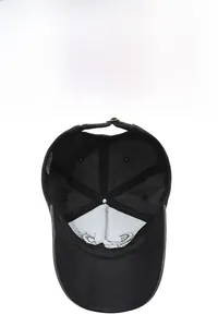 Détail de la casquette de baseball en jean vintage avec structure intérieure et boucle métal