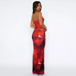 Détail d'un ensemble deux pièces moulant avec haut bandeau et jupe longue à fleurs